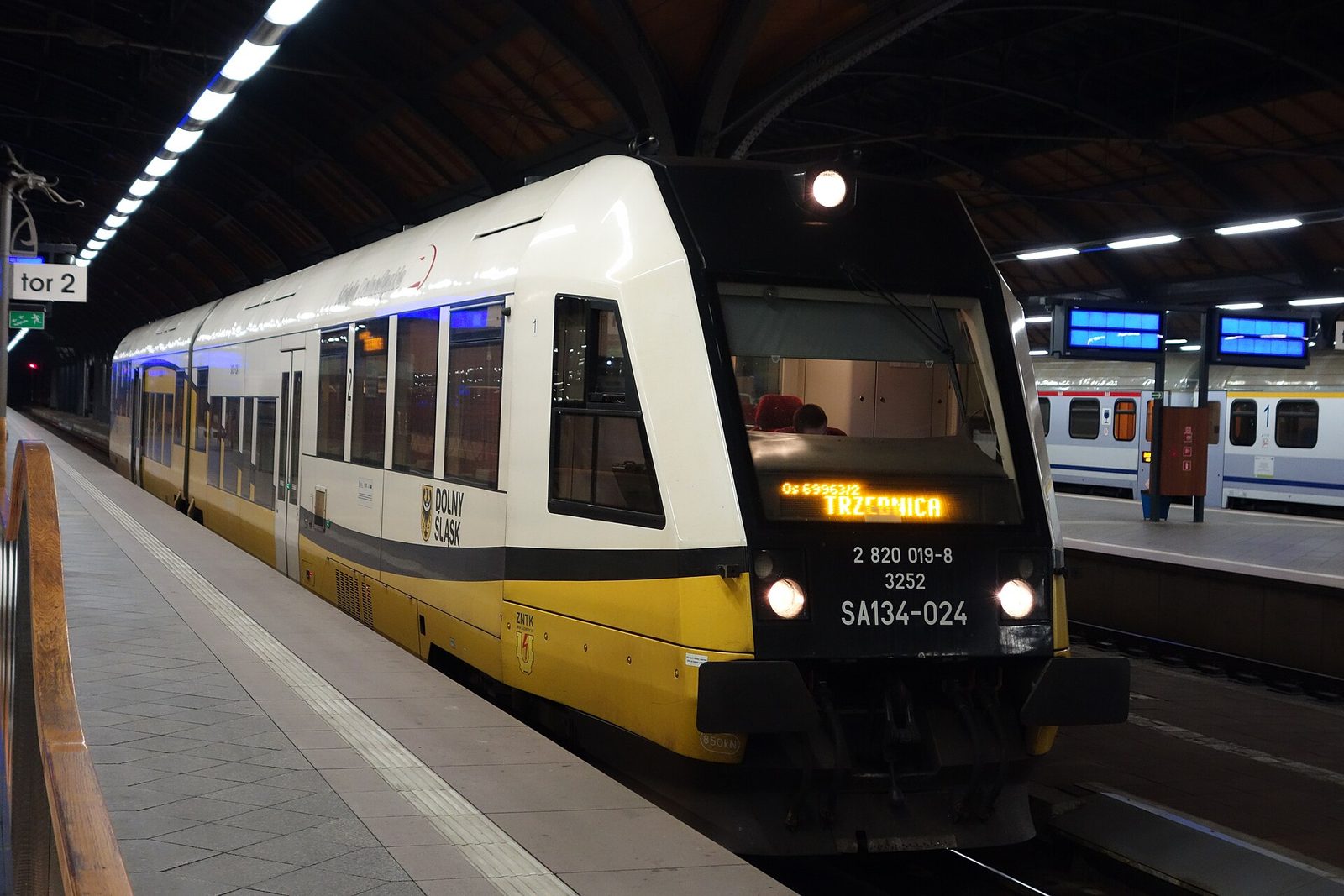 Szynobus Kolei Dolnośląskich przy peronie stacji Wrocław Główny, w tle wagony PKP Intercity